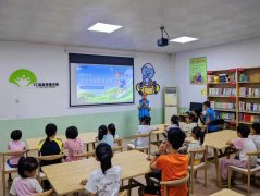 将龙舟竞技、百年古榕、慈善牌楼等元素为材