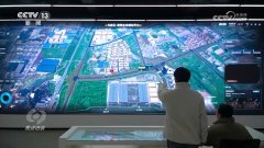 边的灯杆也藏着黑